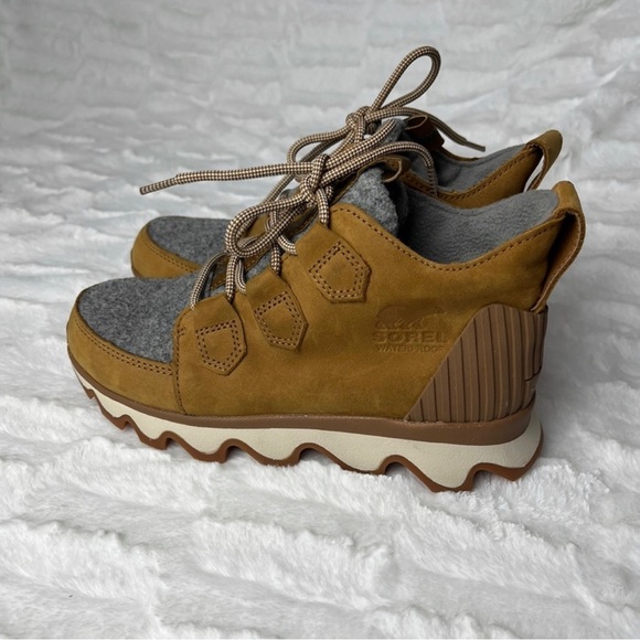 SOREL Women’s  KINETIC CARIBOU Waterproof Boot Size 5 - Picture 2 of 14